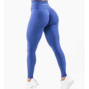 Säljer mina blåa Alphalete tights i strl M. Modellen heter Amplify och är en sjukt stretching modell med scrunch som formar rumpan snyggt!🍑✨ Iprincip helt oanvända därav i superbra skick!💙