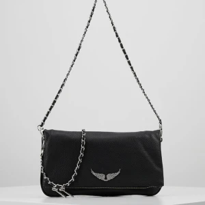 Zadig & Voltaire väska  - Såå sjukt snygg väska från zadig & Voltaire. Köpt för 3.265kr och säljer för 1400kr och den är som ny! Säljer då jag ska köpa en annan modell ❣️ Kan mötas upp i Stockholm