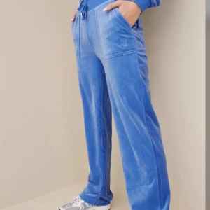 Juicy byxor - Säljer dessa super fina juciy byxor, köpte för lite mindre än ett år sen. Använder knappt dem dock så jag tröttnar på färgen och antingen vill sälja dem eller byta!❣️ skriv för mer bilder. Mycket bra skcik och pris kan diskuteras 