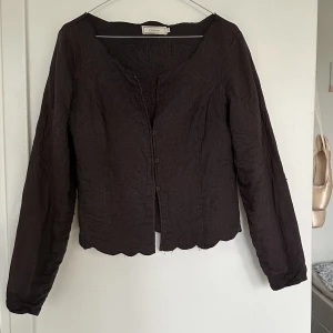 Cream kofta - Mysig kofta från Cream med sytt, sagolikt mönster 🦋🧚Storlek 38. 