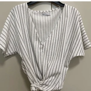 Zara blus - Perfekt blus för sommaren, aldrig använd och köpt från zara några år sedan💖Tryck gärna på köp nu🫶🏼 