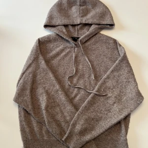 Mysig tröja - Slutsåld supermysig stickad tröja från lindex. Perfekt till hösten🥰 Jätteskön i materialet och i fint skick🫶🏼