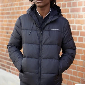 Calvin Klein vinterjacka stl L - Är du på jakt efter en varm och skön jacka till vinter? Då är detta den perfekta för dig! Enbart använd några gånger därav i väldigt gott skick! Den är väl täckande och håller kylan ute! Nypris ca 2000.. mitt pris 1000 Hör gärna av dig vid intresse!