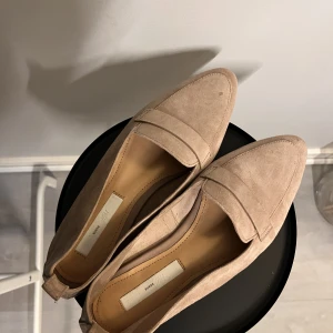 Skor - Skor i äkta mocka från H&M. Endast använda en gång. Storlek 37.