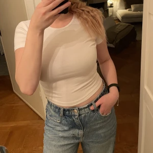 Vit croppad  - Vit croppad t-shirt från gina!