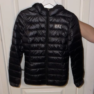Emporio Armani jacka  - Tunn dunjacka från Emporio Armani i väldigt fint skick, använd en halv höst💕