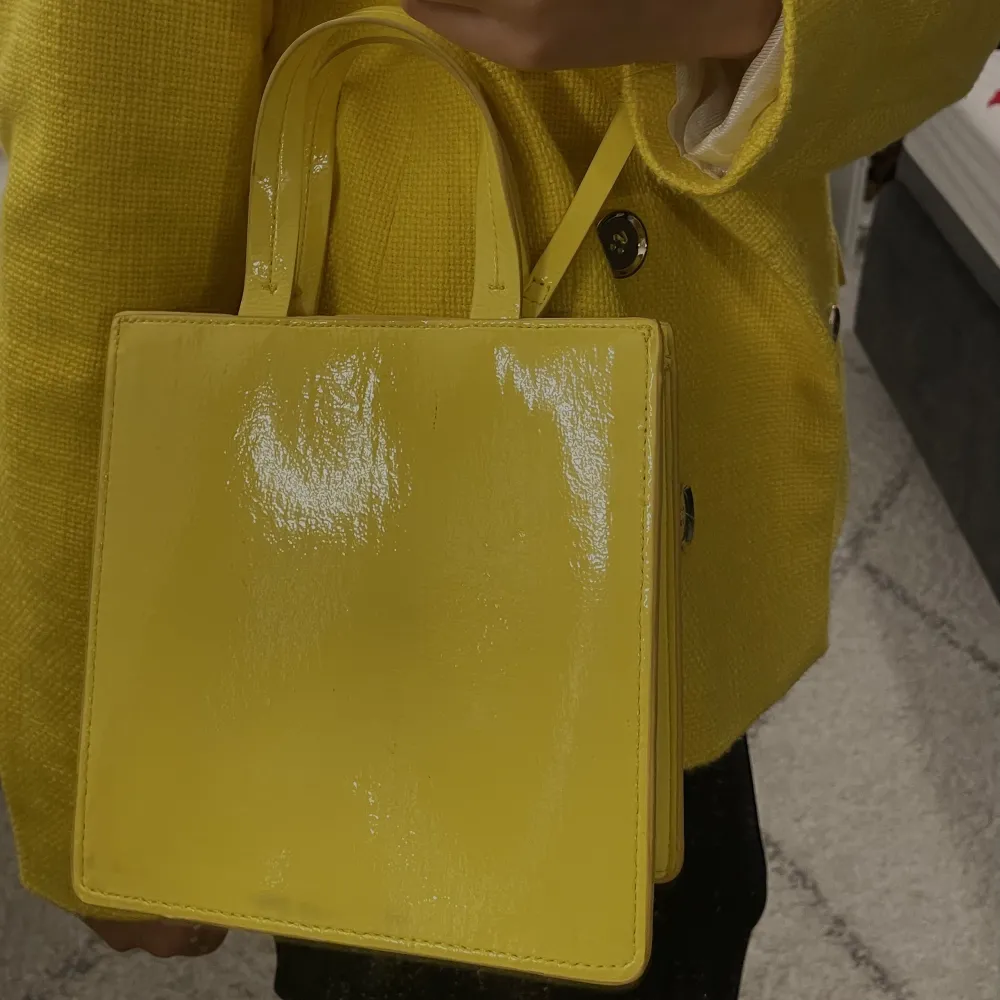Gud kavaj med en gul väska  som är använd en gång. Kavajen är köpt för 800 kr och väskan för 200 från Zara. Men säljer allt för 590. Kostymer.