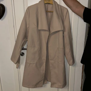 Boohoo kappa - Jättefin beige kappa från Boohoo, perfekt nu till hösten 🥰