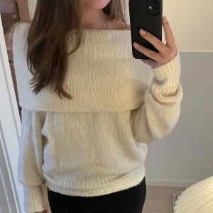 Stickad tröja  - Säljer denna gosiga tröja från hm i storlek xs, men skulle säga att den passar s och en liten m också! Har endast använt den en gång så inga defekter eller liknande. Köptes för 300, säljs för 150💗 OBS! Klicka inte på köp nu❤️