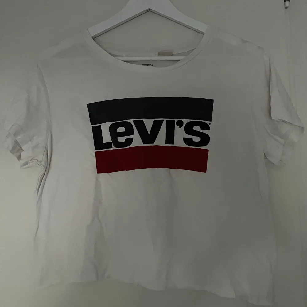 (Tryck inte på köp nu direkt)❤️ kortklippt Levis T-shirt . T-shirts.