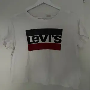 (Tryck inte på köp nu direkt)❤️ kortklippt Levis T-shirt 