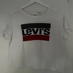 Levis tshirt - (Tryck inte på köp nu direkt)❤️ kortklippt Levis T-shirt 