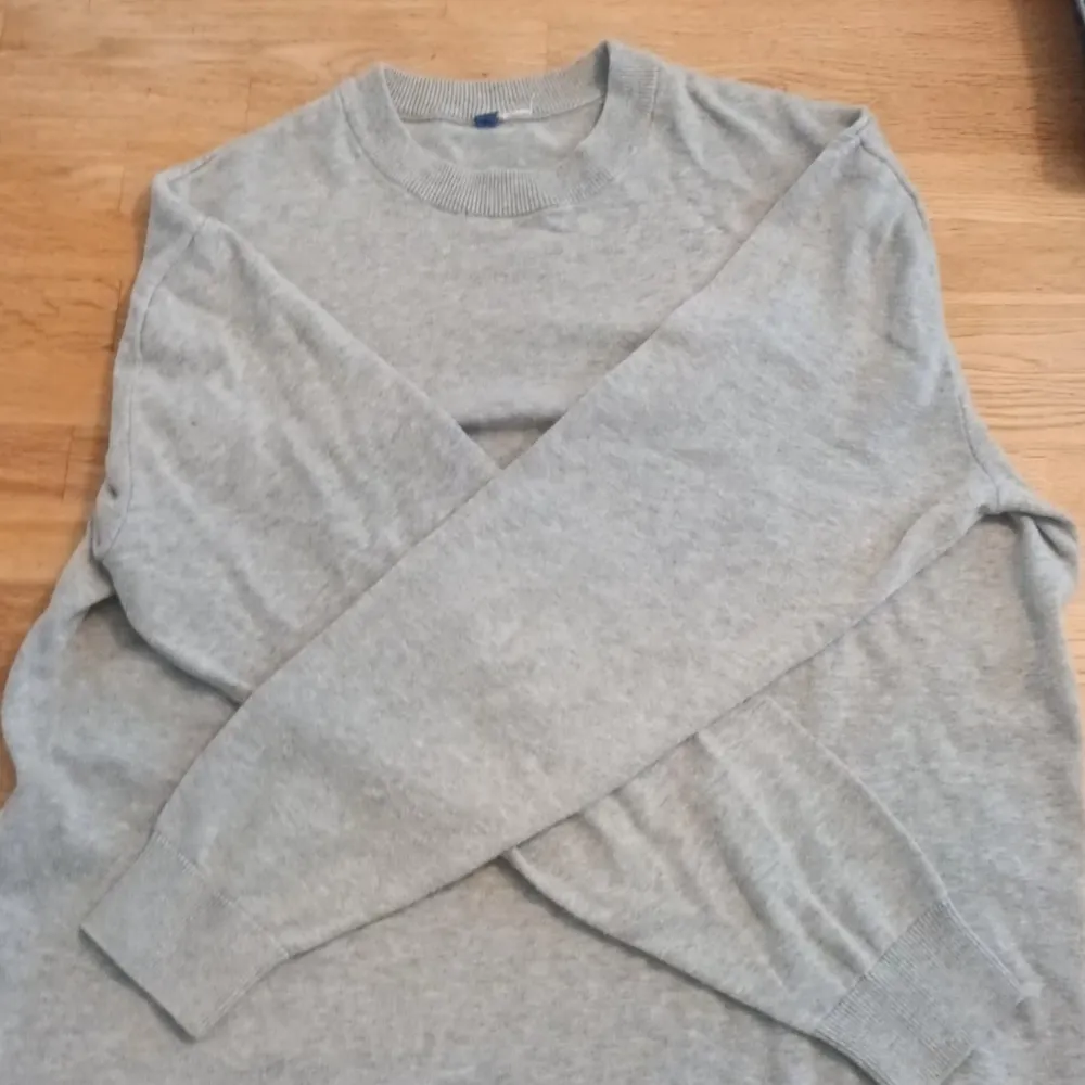 En grå stickad tröja i storlek l, vet ej mårke men om ni har frågor skriv!! . Tröjor & Koftor.