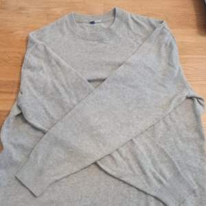 En grå stickad tröja i storlek l, vet ej mårke men om ni har frågor skriv!! 