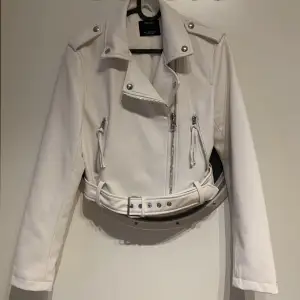 White faux leather jacket / Vit läderimitationsjacka. Använt 1 gång.