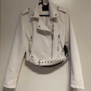 Vit läderjacka - White faux leather jacket / Vit läderimitationsjacka. Använt 1 gång.