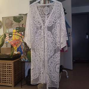 Super fin morgonklänning i mesh med ett bohemisk mönster 🌞 Köpt här på plick ett x antal år sen som vill hitta ett nytt hem 💚 Skriv gärna innan ni köper 🙏
