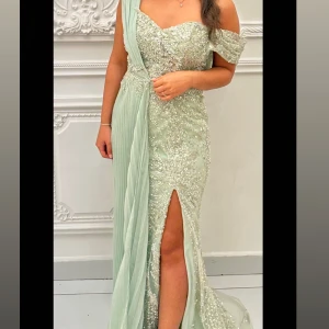 Exklusiv klänning  - Hej klänning från märket catwalk köpt för 7500 säljer för 4000kr befinner mig i Göteborg men kan absolut frakta den till andra städer.   Endast använd några timmar    Storlek 34 