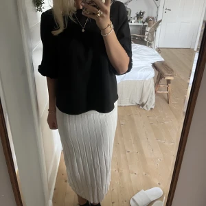 Långkjol benvit - Jättesöt beige/benvit kjol. Köpt för ca 4 månader sedan, sällan använd. Pris kan diskuteras, köpare står för frakt!🤩🤩🤩Strechig i tyget så passar 