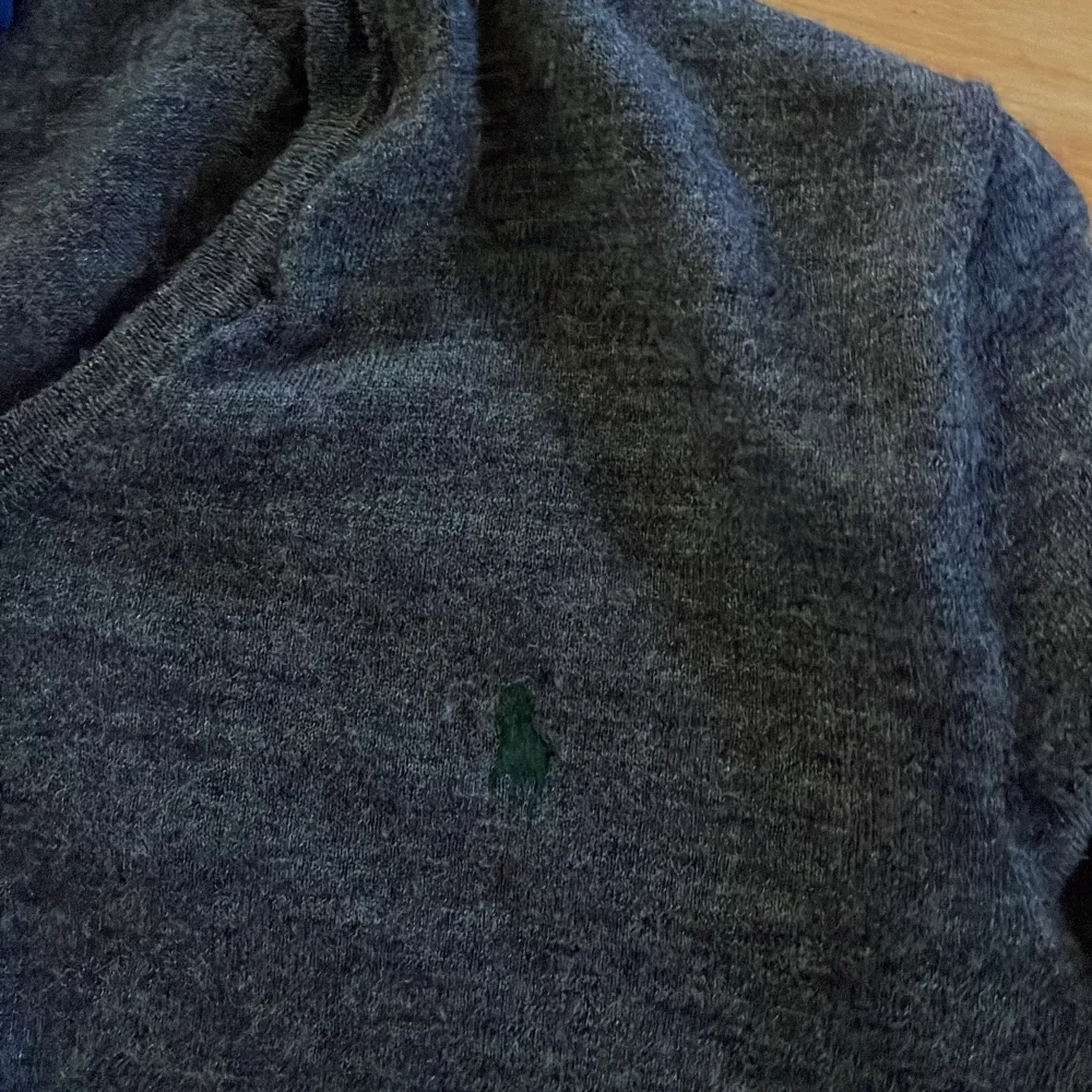  Säljer min Ralph Lauren tröja ja då den är för liten. Den är använd max tio gånger. det här är i 9 utav 10 i sick. . Tröjor & Koftor.