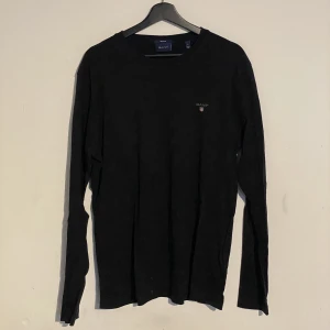 Gant long sleeve - Marinblå GANT långärmad t-shirt. Ytterst sparsamt använd. Hängt i garderoben något år då den inte sitter som jag vill. Färgen är väldigt mörk. Swish, köparen står för frakt, zero refunds. Stay fresh n protect ya neck 🙏🏼
