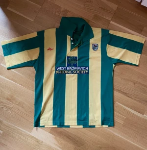 Vintage fotbollströja - Så snygg vintage fotbollströja. Den är i perfekt skick. Official merchendise.