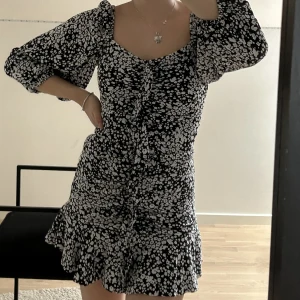 Zara klänning  - Ett jätte fin Svart/vit zara klänning, använd bara några gånger men ett litet hål under vänster armhåla men inget man märker av mycket. 