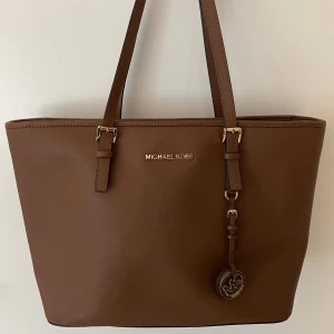 Michael Kors väska - Michael Kors väska i brunt läder.