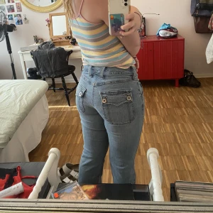 Pocket jeans - Köpt second hand. Använt en gång, jätte bra kvalite och stretchiga. Lågmidjade. Köparen står för frakten💕
