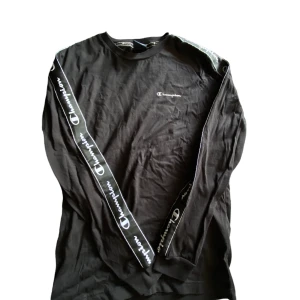 Champion långärmad tröja - Skick: 8/10 knappt använd  Strl: M