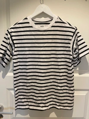 T-shirt  - En vanlig randig T-shirt från lager 157 använd 1 gång i bra skick inga defekter💞