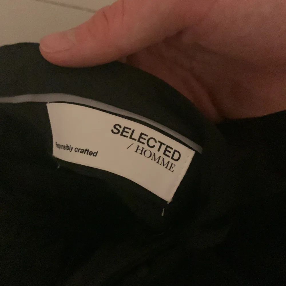 Kostymbyxor från Selected Homme i svart! Köpta juni 2022 för 499 kronor men endast blivit använda ett fåtal gånger. Köpta från mans avdelningen men kan säkert fungera som unisex. . Jeans & Byxor.
