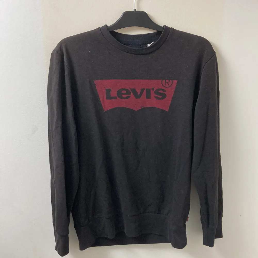 Levi’s college tröja  Storlek s (lite större i storleken) Minimalt slitage, använd men inga skador/skavanker . Hoodies.