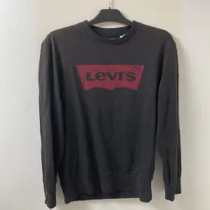 Levi’s college tröja  Storlek s (lite större i storleken) Minimalt slitage, använd men inga skador/skavanker 