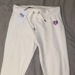 Juicy Couture Byxor - Aldrig använda vita Juicy Couture byxor. Lapp kvar