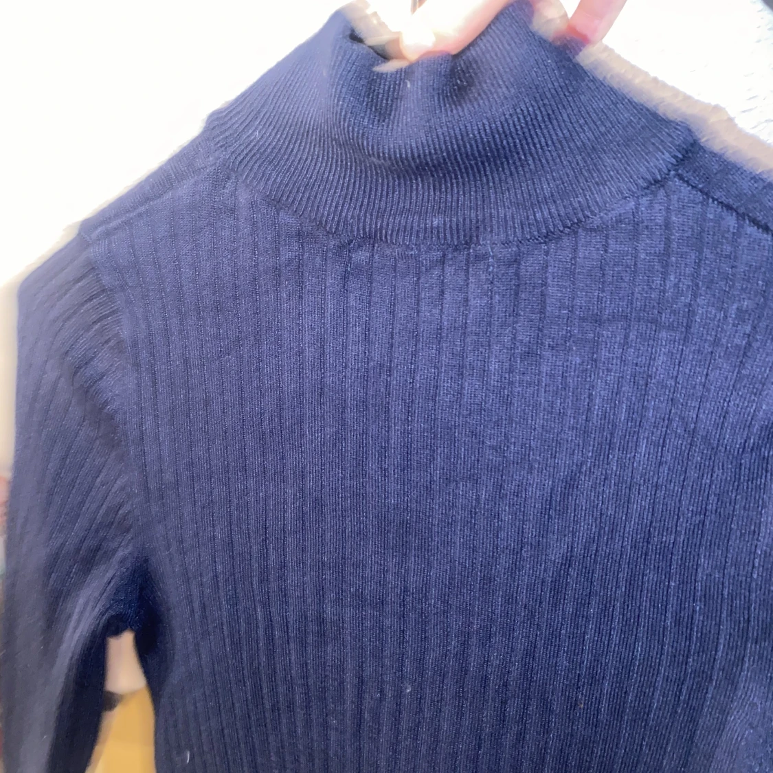En Blå tröja med krage långärmad - 91
