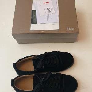 Christian Louboutin Skor  - Säljer mina använda loubs. Använt dem fåtal gånger kanske 10. Såklart dem är äkta. Allt medgår. Kan mötas upp eller frakta. Inget stort prut. Stl 45