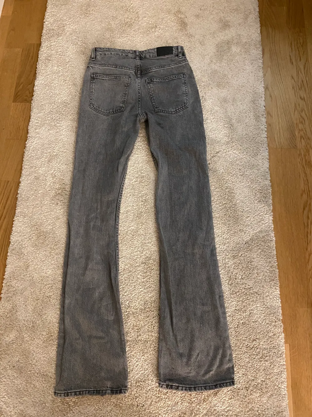 Supersöta gråa bootcut mid waist jeans från Gina tricot. Storlek 32 orginal pris 499. Jeans & Byxor.