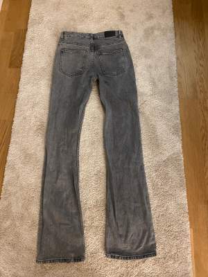 Supersöta gråa bootcut mid waist jeans från Gina tricot. Storlek 32 orginal pris 499
