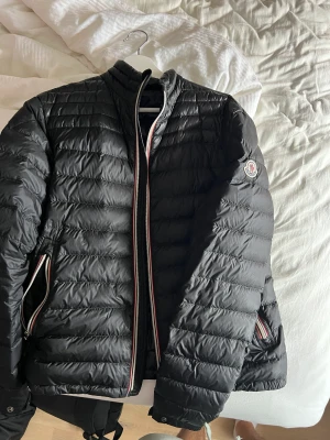 Moncler Daniel - Säljer då jag är sugen på nytt, inget og tyvärr men den är i superfint skick och förtjänar en ny ägare! Vid frågor eller funderingar så är det bara att skriva!
