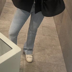 Low waist Bootcut jeans från ginatricot - Säljer dessa low waist bootcut jeans från ginatricot. Storlek 36, nästan aldrig använda så i nyskick💓💓