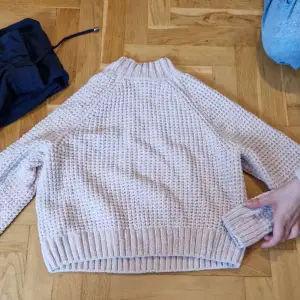 Pink knitted sweater, pristine condition, good fit, and slightly cropped 