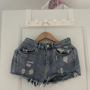 slitna jeansshorts - i gott skick!