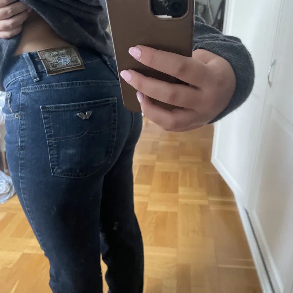 Säljer dessa skit snygga mörk blå jeans som är straight och låg midjade. De står storlek 40 men skulle säga 36/38. Dom är som nya och långa, är 167 och dom är ca 5 cm för långa för mig. . Jeans & Byxor.