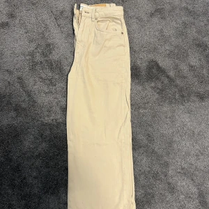 Jeans från stradivarius - Säljer mina jeans från stradvidius i storlek 34. Färgen är beige. Jättefina på men kommer ej till användning.⭐️