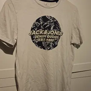 En vit Jack&Jones t-shirt i storlek 176/ 16y. Fint skick.