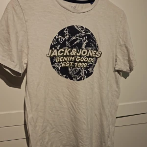 Vit Jack&Jones t-shirt stl. 176/ 16y - En vit Jack&Jones t-shirt i storlek 176/ 16y. Fint skick.