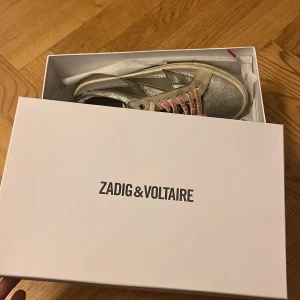 Zadig sneakers - Sjukt nice silvriga sneakers från zadig som jag tyvärr inte använder längre!