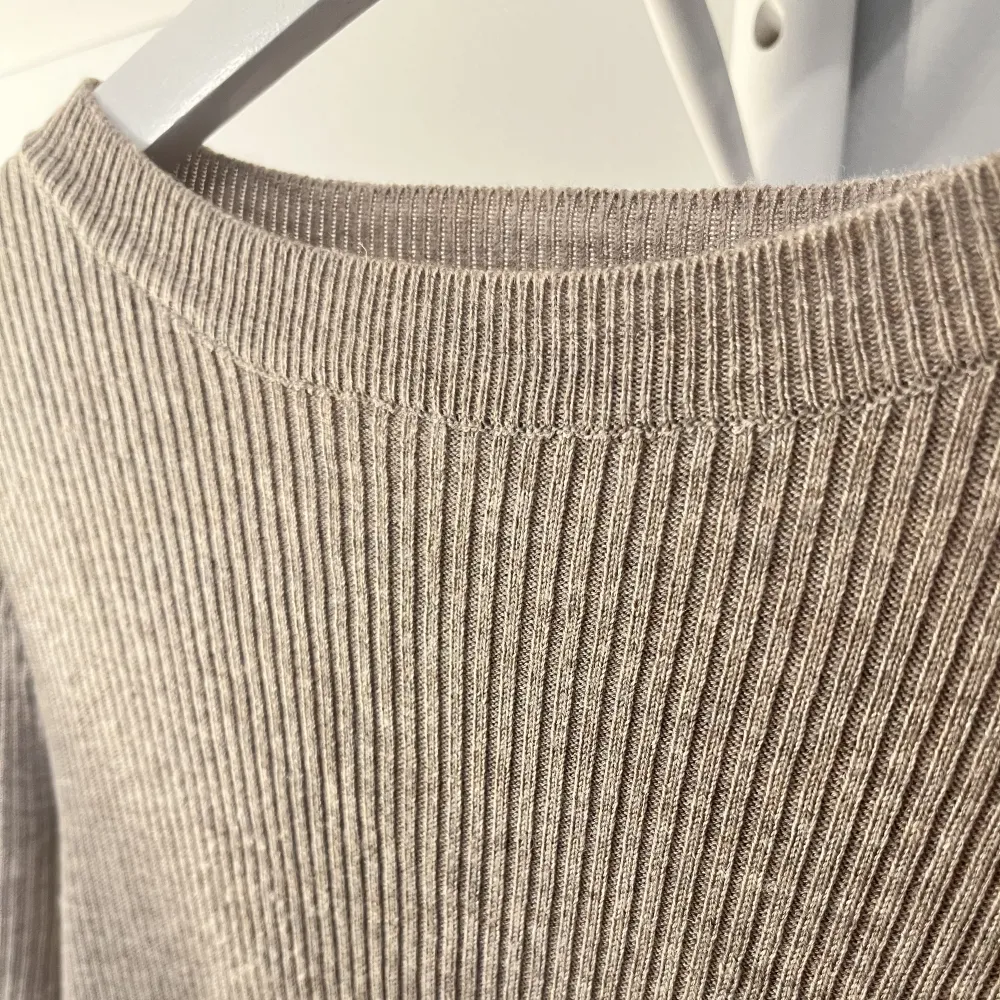 Säljer denna tröja då den aldrig kommer till använding, super skönt material 🧡. Tröjor & Koftor.