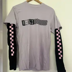 En longsleeve köpt från asos, använd ett fåtal gånger och är i fint skick  Str S (Är mer åt det lila hållet och inte grå som det kan se ut på bilden)